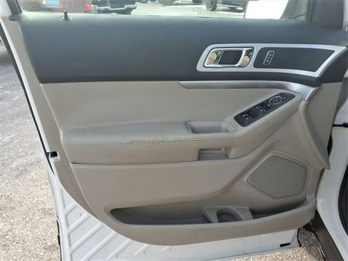Used 2015 Ford Explorer XLT w/ Equipment Group 202B image 9