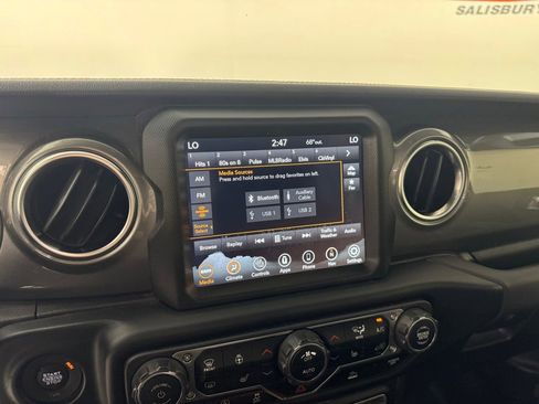 Used 2022 Jeep Wrangler Unlimited Sahara w/ Cold Weather Group AWD/4WD image 17