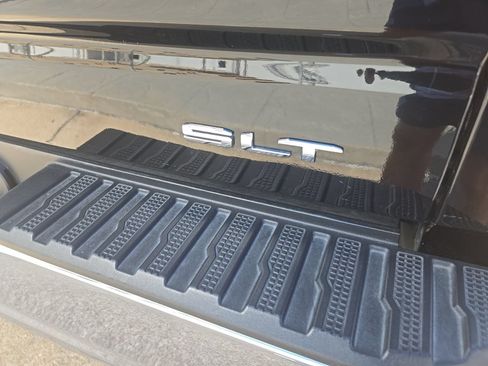 Used 2023 GMC Sierra 1500 SLT AWD/4WD image 10