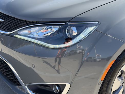 Used 2020 Chrysler Pacifica Limited w/ Advanced Safetytec Group image 9