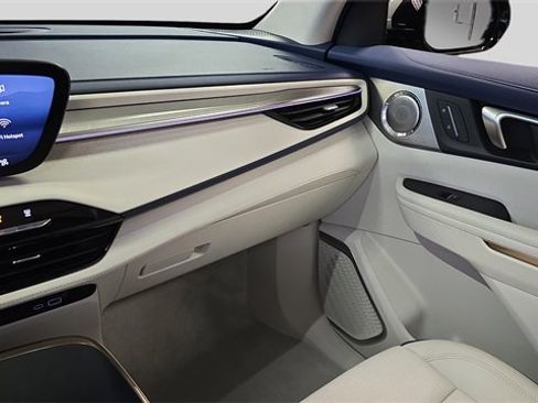 Used 2025 Buick Enclave Avenir image 22