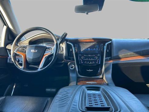 Used 2017 Cadillac Escalade ESV Luxury image 17