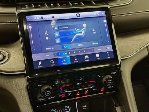 Used 2024 Jeep Grand Cherokee Limited image 24