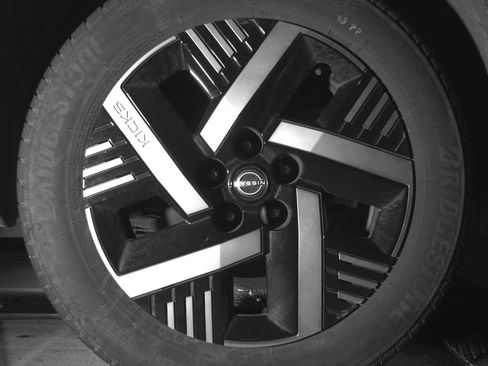 Used 2025 Nissan Kicks SV image 13