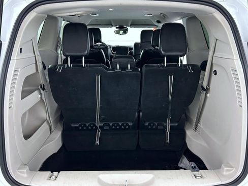 Used 2024 Chrysler Pacifica Touring-L FWD image 21