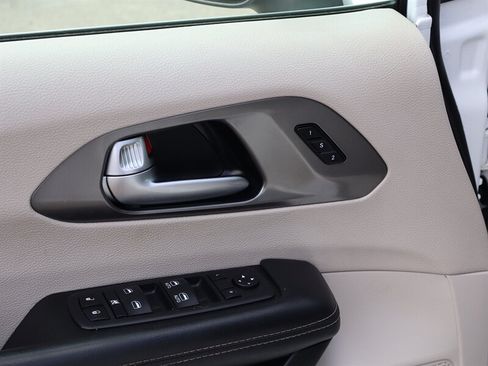 Used 2023 Chrysler Pacifica Touring-L FWD image 4