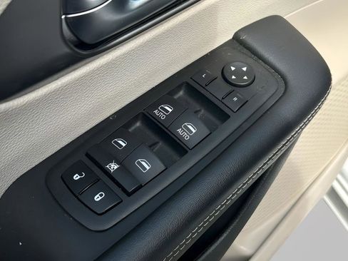Used 2023 Chrysler Pacifica Touring-L FWD image 12