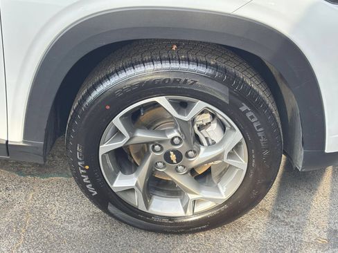 Used 2025 Chevrolet Trax LT w/ LT Convenience Package FWD image 31