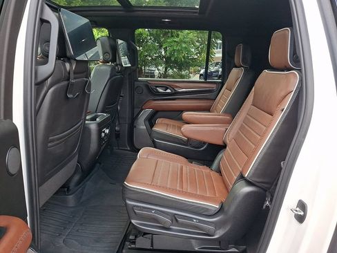 Used 2023 GMC Yukon XL Denali Ultimate AWD/4WD image 12