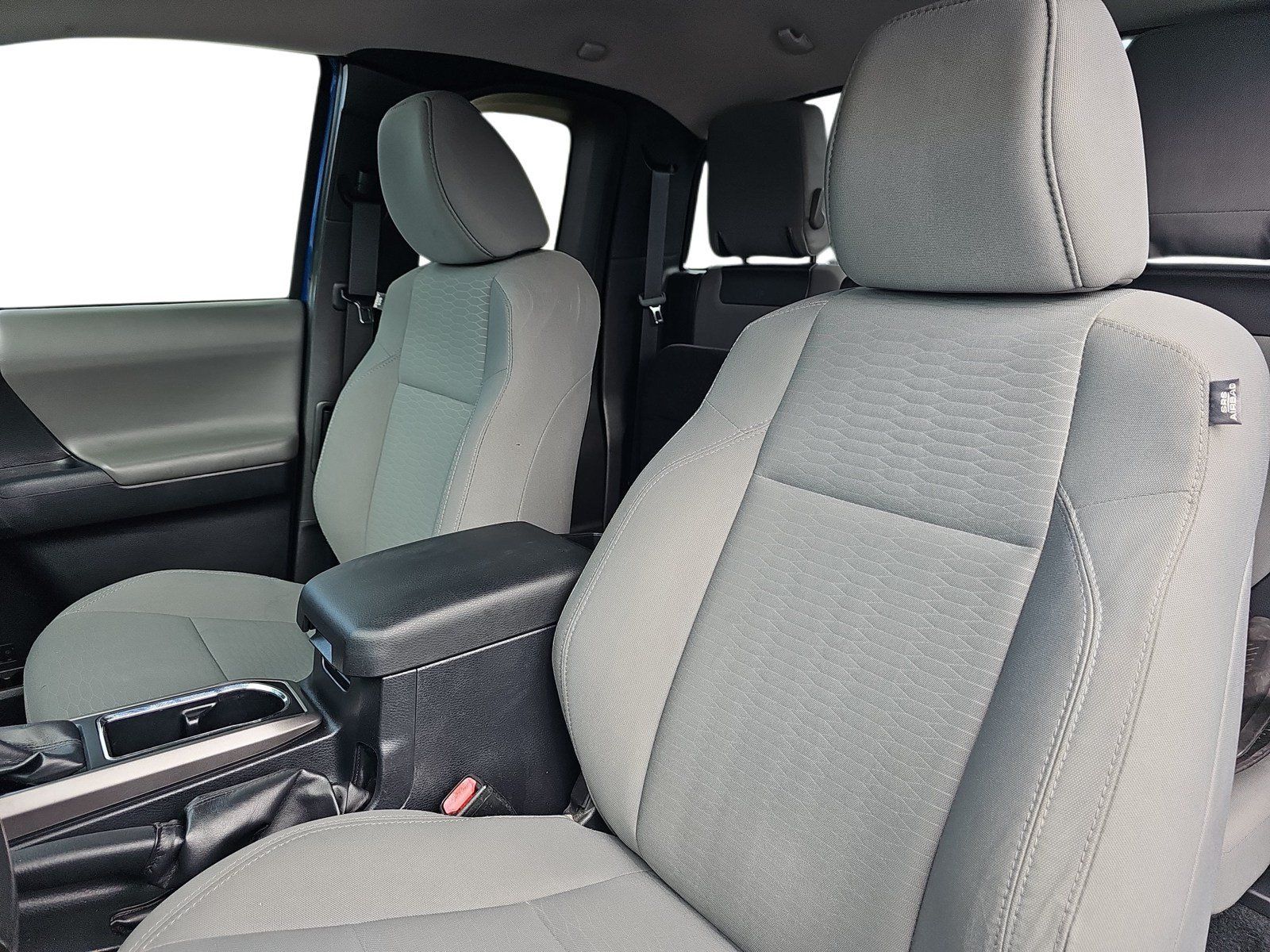 Used 2018 Toyota Tacoma SR5 AWD/4WD image 12
