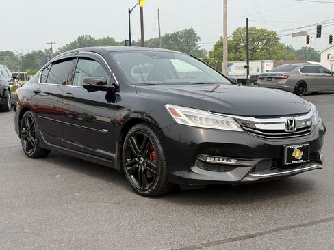 Used 2017 Honda Accord Touring image 2