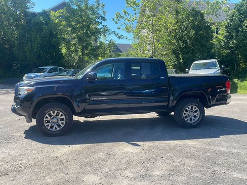 Used 2017 Toyota Tacoma SR5 w/ Tow Package AWD/4WD image 5