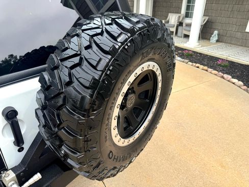 Used 2017 Jeep Wrangler Rubicon w/ Power Convenience Group image 37