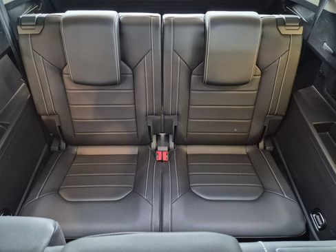 Used 2025 Volkswagen Atlas SEL AWD/4WD image 30