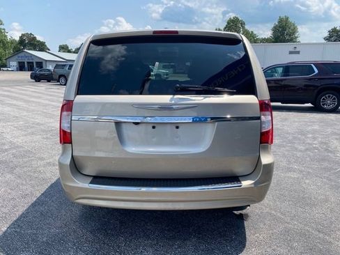 Used 2013 Chrysler Town & Country Touring FWD image 4