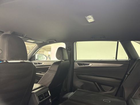 Used 2025 Volkswagen Atlas Cross Sport SE image 31