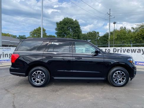 Used 2024 Ford Expedition XLT AWD/4WD image 2