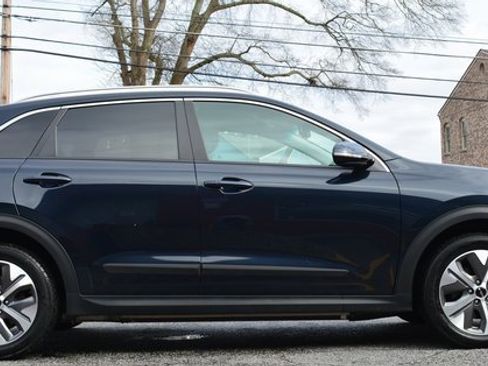 Used 2022 Kia Niro EX w/ Cold Weather Package image 4