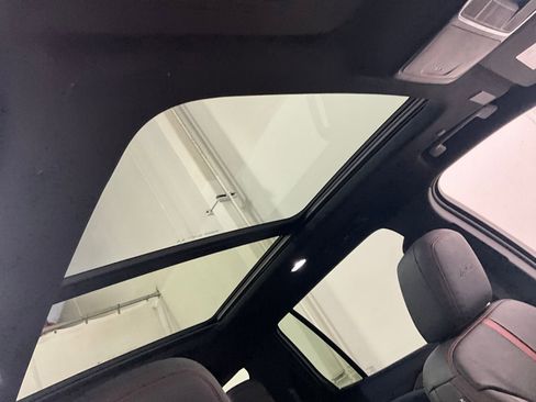 Used 2024 Chevrolet Traverse RS image 18