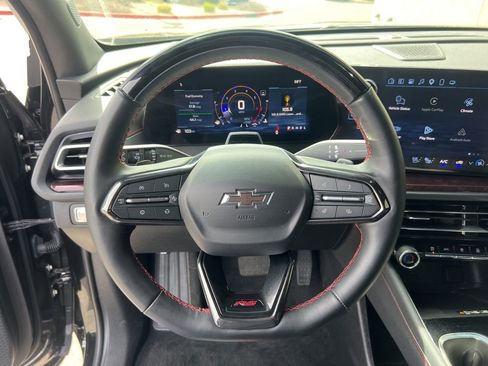 Used 2025 Chevrolet Traverse RS image 12