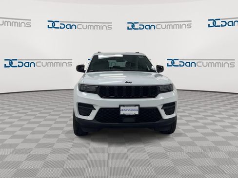 Used 2025 Jeep Grand Cherokee Altitude AWD/4WD image 3