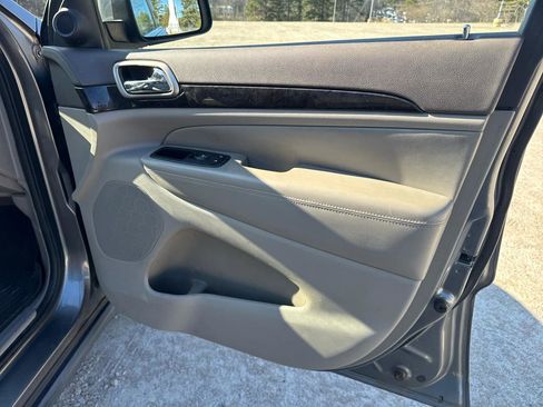 Used 2012 Jeep Grand Cherokee Laredo image 24