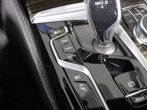 Used 2023 BMW 530e w/ M Sport Package image 26