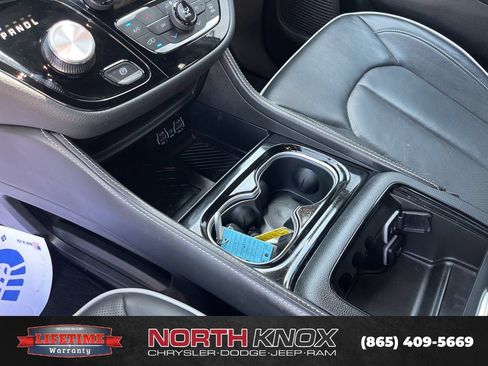 Used 2025 Chrysler Pacifica Limited FWD image 11