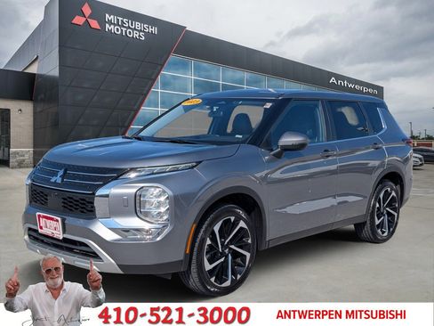 Used 2023 Mitsubishi Outlander SE image 1