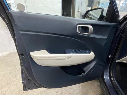 Used 2021 Hyundai Venue FWD image 10