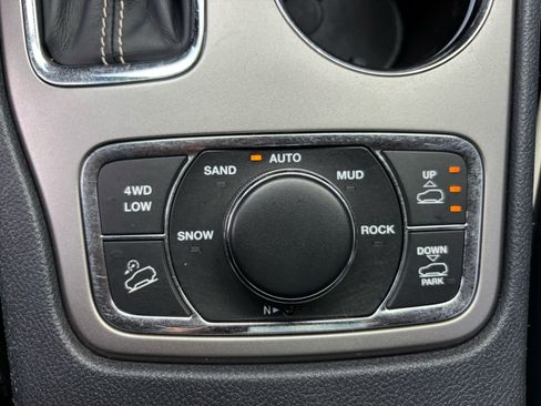 Used 2017 Jeep Grand Cherokee Overland w/ Jeep Active Safety Group image 29