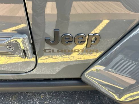 Used 2022 Jeep Gladiator Sport AWD/4WD image 29