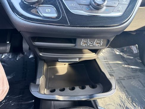 Used 2025 Chrysler Pacifica Select image 27