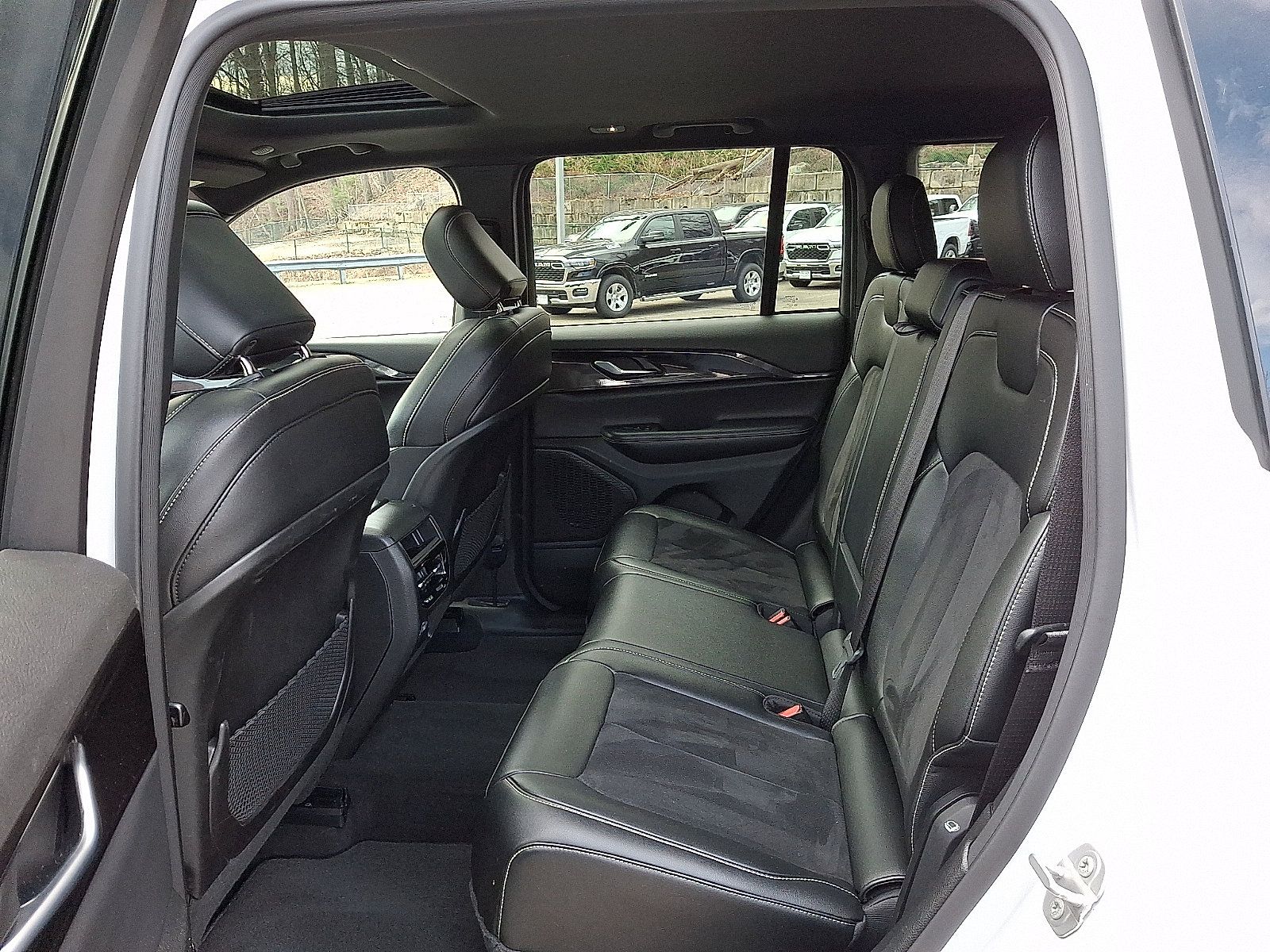 Used 2023 Jeep Grand Cherokee Altitude AWD/4WD image 11