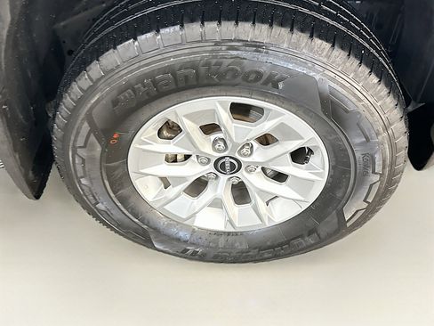 Used 2024 Nissan Frontier SV AWD/4WD image 11