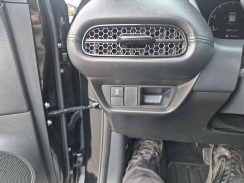 Used 2025 Honda HR-V LX image 18
