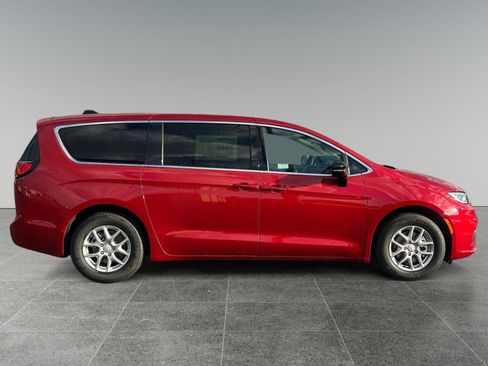 New 2026 Chrysler Pacifica Select image 6