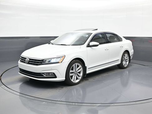 Used 2017 Volkswagen Passat 1.8T SEL Premium FWD image 3