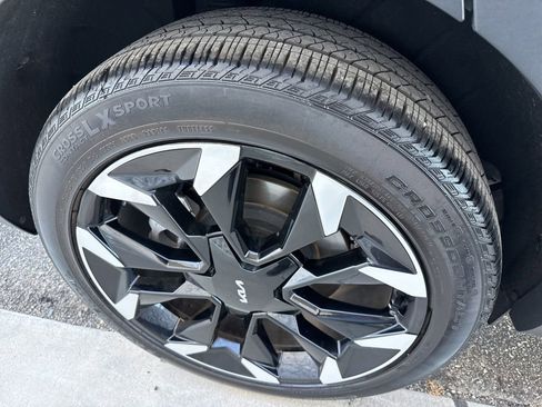 Used 2025 Kia Sorento EX w/ Panoramic Sunroof Package FWD image 12