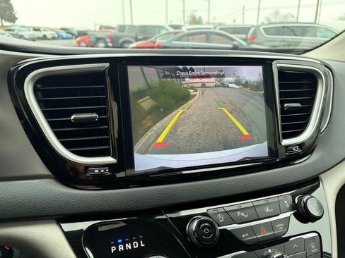 Used 2024 Chrysler Pacifica Touring-L FWD image 25