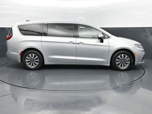 Used 2023 Chrysler Pacifica Touring-L FWD image 6