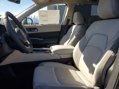 New 2025 Nissan Pathfinder SL image 11