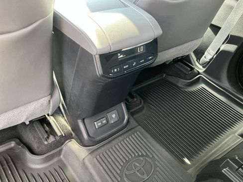 Used 2023 Toyota Highlander Limited FWD image 33
