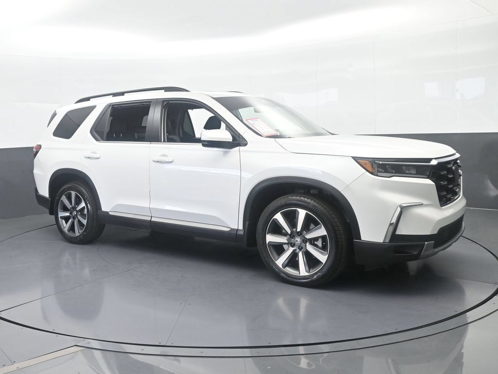 Used 2025 Honda Pilot Touring image 8