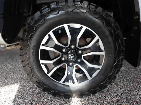 Used 2020 Toyota Tacoma TRD Sport AWD/4WD image 28
