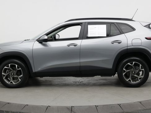 Used 2024 Chevrolet Trax LT w/ Sunroof Package FWD image 3