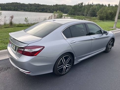 Used 2017 Honda Accord Touring image 12