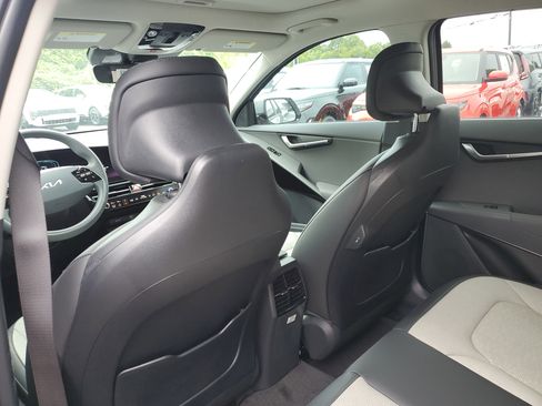 New 2025 Kia Niro SX Touring image 14