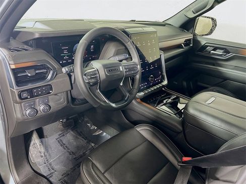 Used 2025 GMC Yukon XL Denali image 10