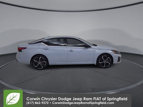 Used 2023 Nissan Altima 2.5 SR FWD image 17